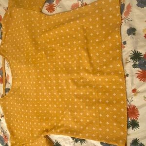 Mustard colored blouse , flowy blouse , size medium.  Never used😃!